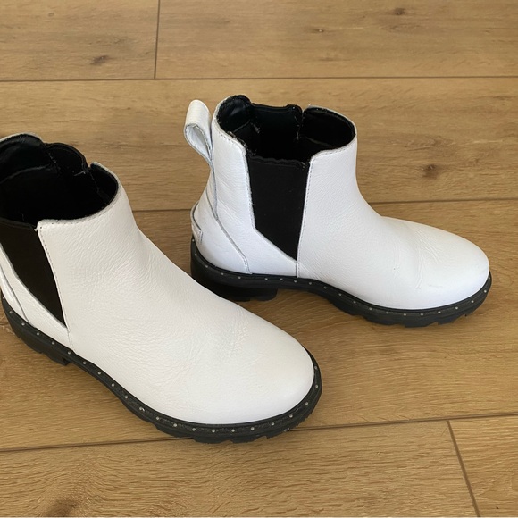 Sorel White and Black Women's Chelsea Boots - Picture 2 of 4